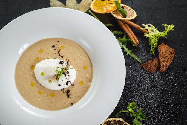 Sopa de creme de cogumelos em preto