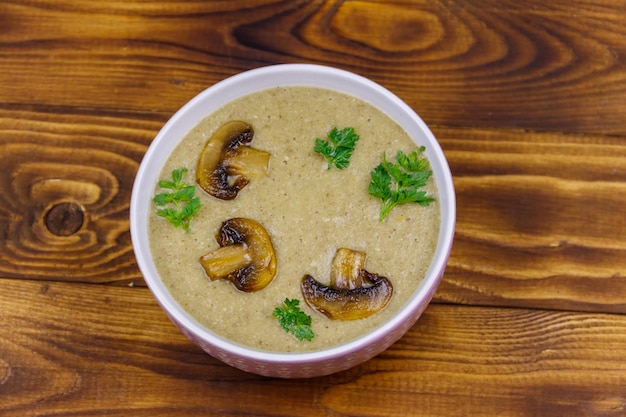 Sopa de creme de cogumelos em uma mesa de madeira Vista superior