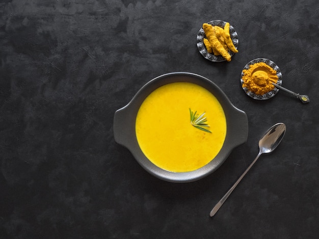 Sopa de creme de curcuma saudável em preto