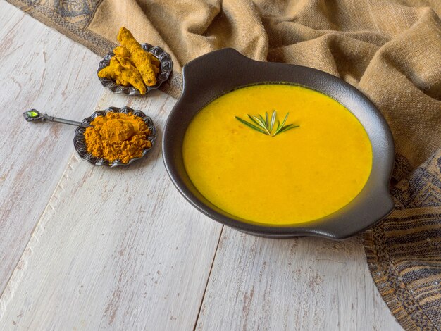 Foto sopa de creme de curcuma saudável