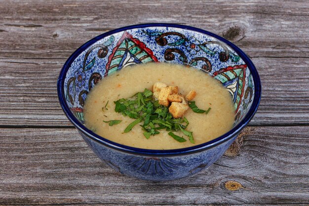 Sopa de creme de ervilha tradicional com salsa e croutons