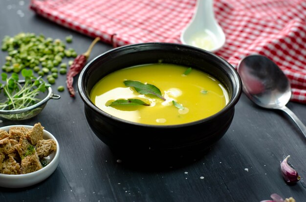 Sopa de creme de ervilha verde com croutons, alho e verduras