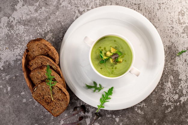 Sopa de creme de espinafre verde saudável fresca Cozinha vegana