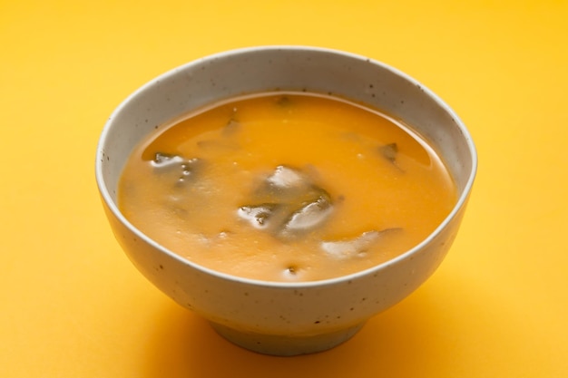 Sopa de creme de legumes com espinafre em tigela pequena