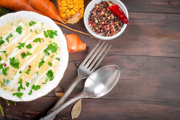 Sopa de creme de milho com creme azedo e ervas