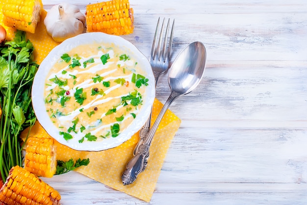 Sopa de creme de milho com creme azedo e ervas