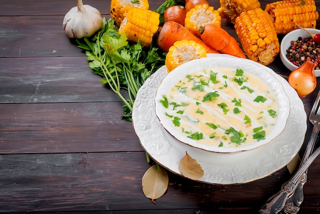 Sopa de creme de milho com creme azedo e ervas