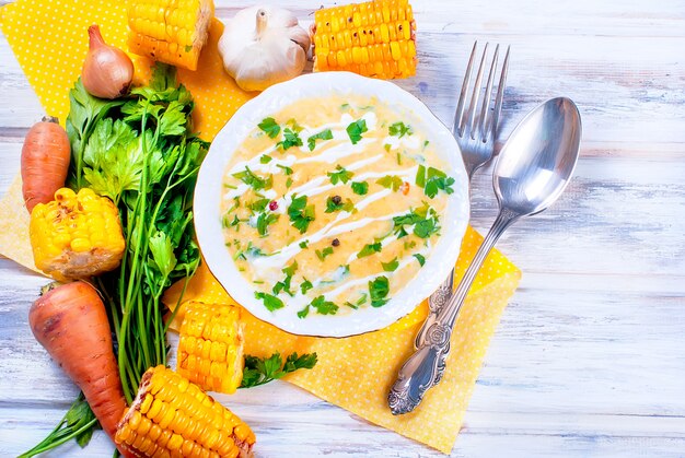 Sopa de creme de milho com creme azedo e ervas