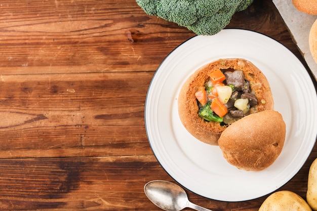 Sopa de creme de pão em um prato