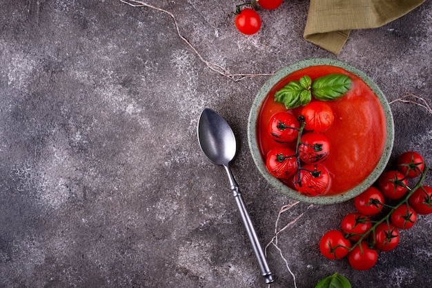 Sopa de creme de tomate vegetal saudável