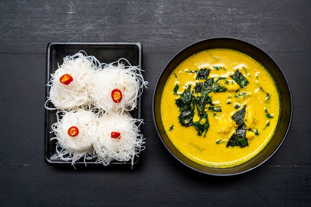 Sopa de curry tailandês com caranguejo e leite de coco