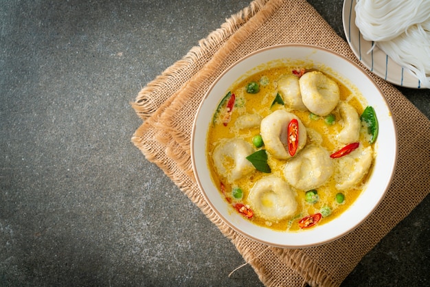 Foto sopa de curry verde com bola de peixe - comida tailandesa