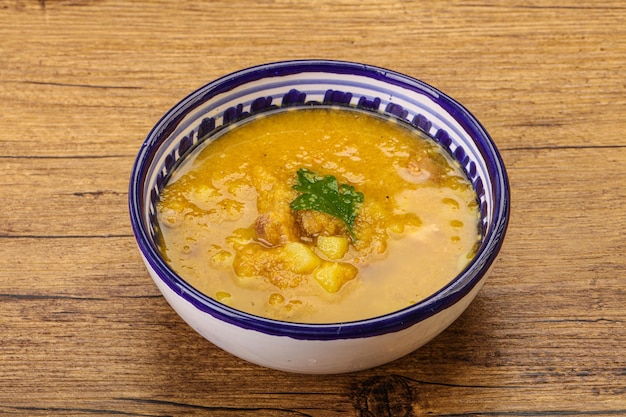 Sopa de ervilha com carne defumada e vegetais