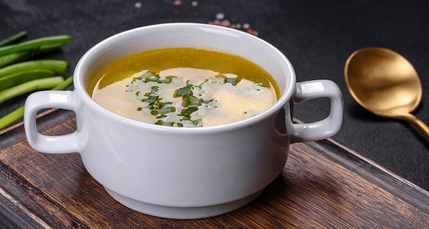 Sopa de ervilha fresca numa tigela com fundo preto A cozinhar em casa