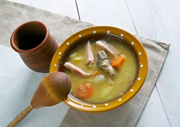 Sopa de ervilha tradicional holandesa - Snert