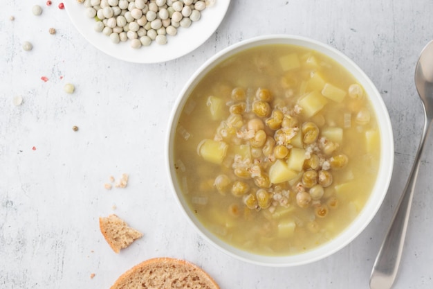 Sopa de ervilha verde em uma grande tigela branca