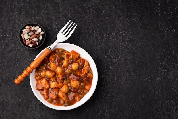 sopa de ervilhas espaço grãos vegetais em molho de tomate