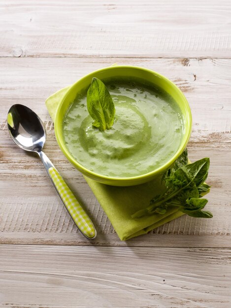 Sopa de espinafre comida vegetariana