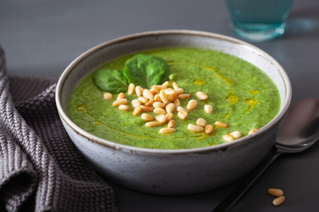 Sopa de espinafre cremoso verde couve-flor em cinza