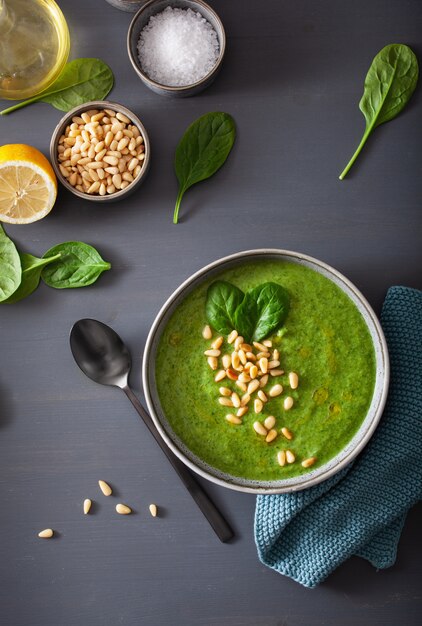 Sopa de espinafre cremoso verde couve-flor em fundo cinza