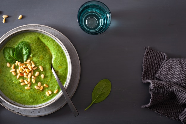 Foto sopa de espinafre cremoso verde couve-flor em fundo cinza