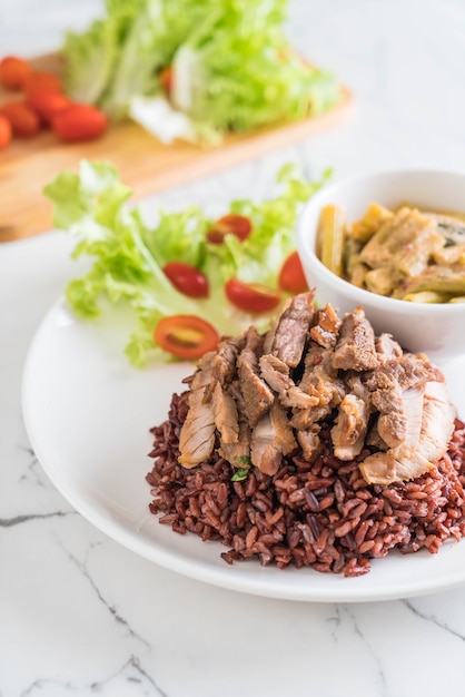 Sopa de espinafre de carne de porco e curry com arroz de berry