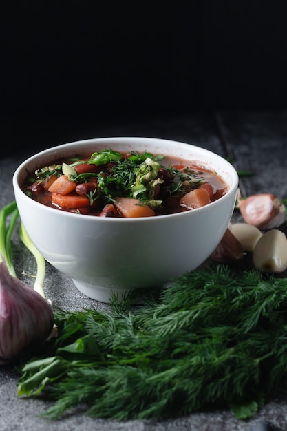 Sopa de feijão com ervas em uma tigela branca