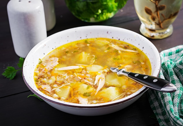 Sopa de frango com batatas e trigo sarraceno