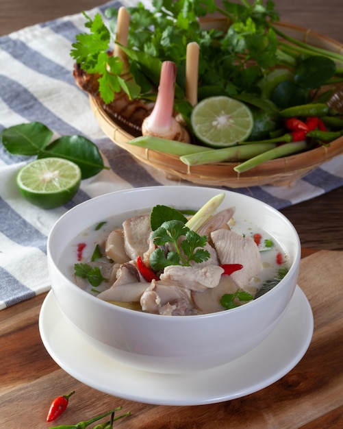 Sopa de frango com coco (Tom Kha Kai) Comida tailandesa