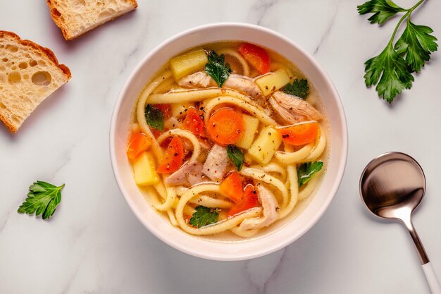 Sopa de frango com macarrão e legumes