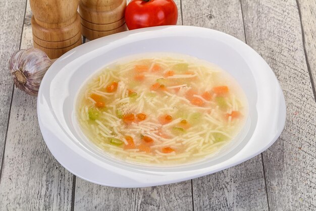 Sopa de frango com macarrão