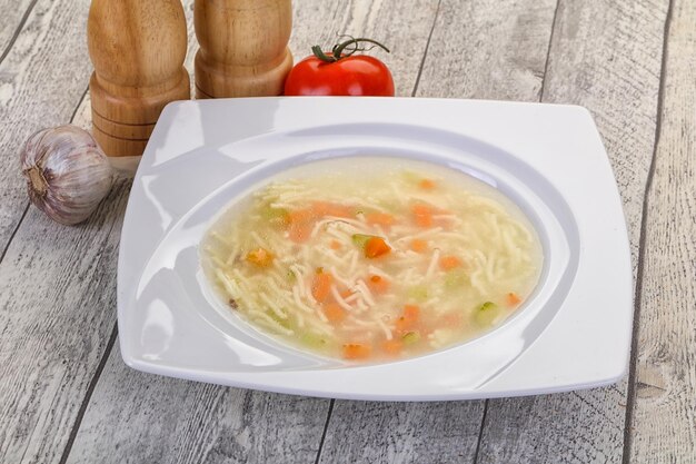 Sopa de frango com macarrão