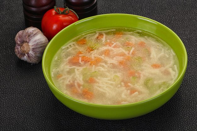 Foto sopa de frango com macarrão