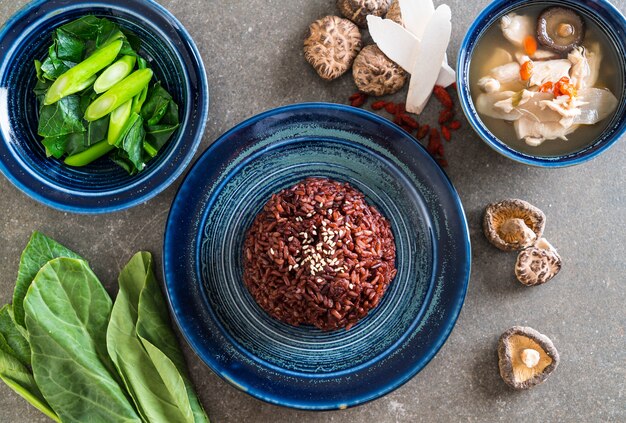 Sopa de frango e ervas, couve chinesa com arroz de berry