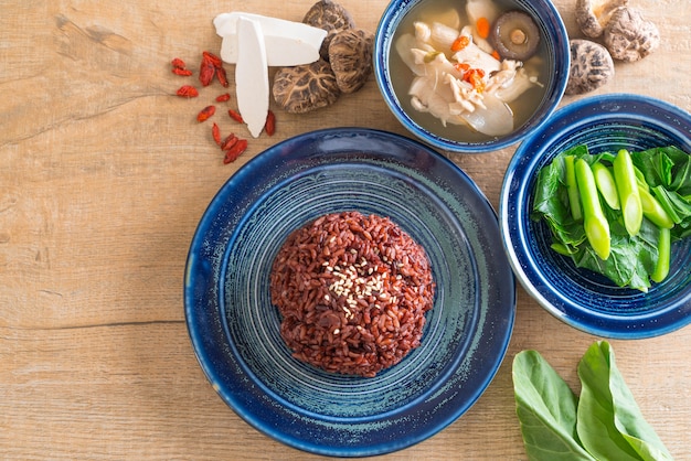 sopa de frango e ervas, couve chinesa com arroz de berry