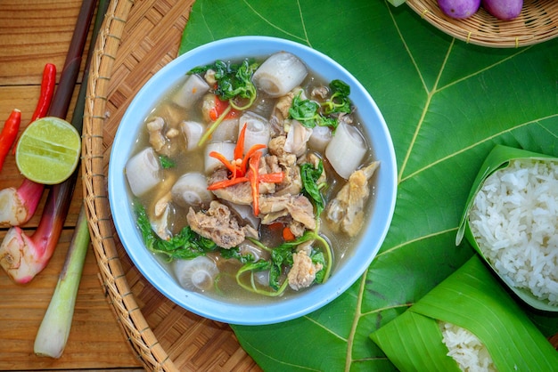 Sopa de frango picante estilo norte sobre fundo de madeira