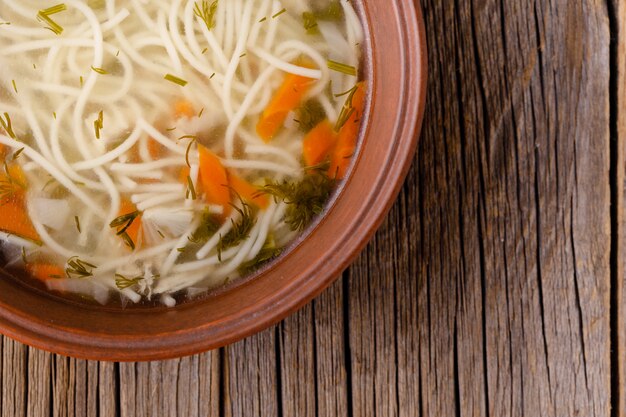 Sopa de frango tradicional com macarrão