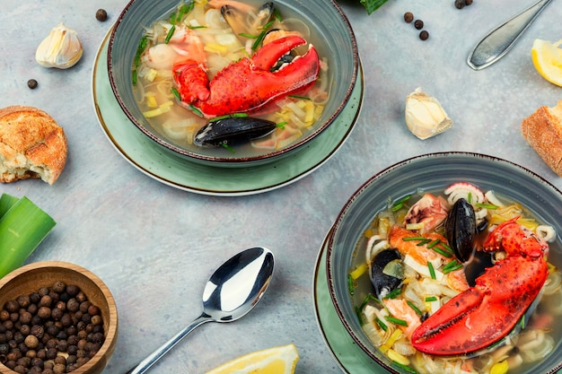 Sopa de frutos do mar cozidos na mesa