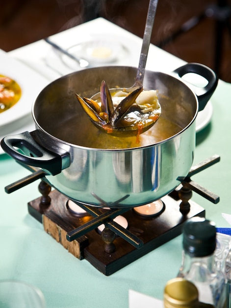 Sopa de frutos do mar em uma panela