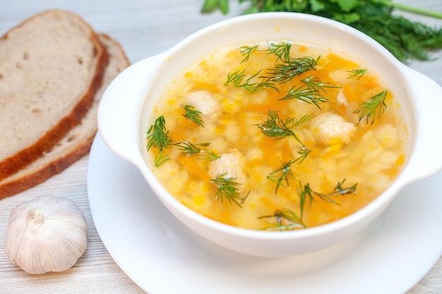 Sopa de galinha com almôndegas e macarrão na mesa