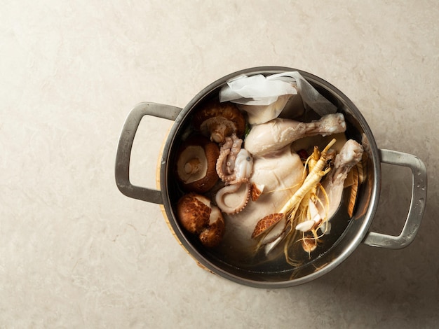 Sopa de galinha Samgyetang com ginseng