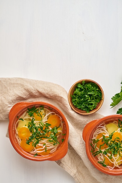 Foto sopa de galinha saudável com legumes e macarrão de arroz