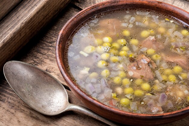 Sopa de galinha tradicional peruana