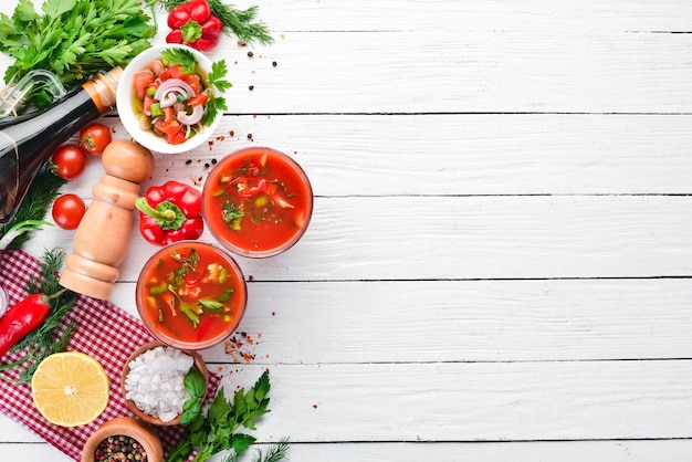 Sopa de Gaspacho em Glas Sopa de tomate com cebola páprica e salsa Vista superior Sobre um fundo branco de madeira Espaço livre para texto