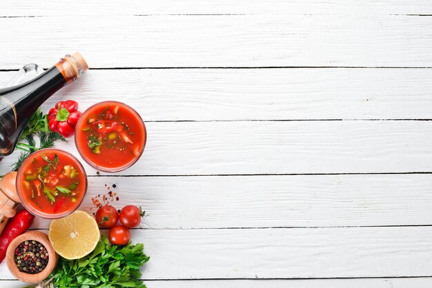 Sopa de Gaspacho em Glas Sopa de tomate com cebola páprica e salsa Vista superior Sobre um fundo branco de madeira Espaço livre para texto