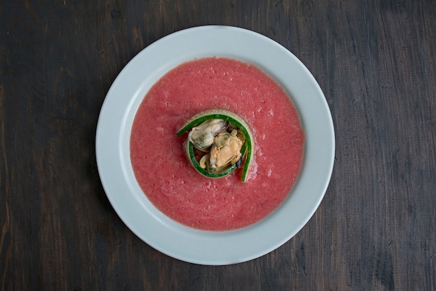 Sopa de gaspacho fria espanhola tradicional com mexilhões