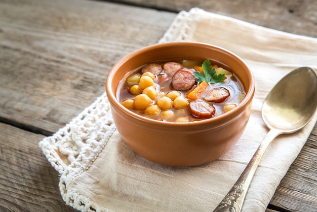 Sopa de grão de bico e linguiça defumada