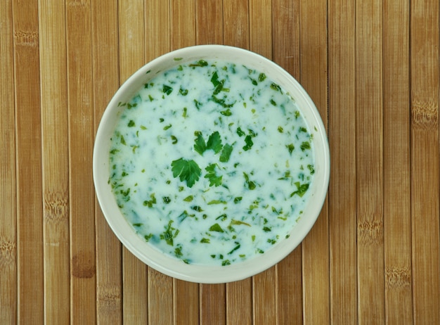 Sopa de iogurte Ash-e doogh da região azeri do noroeste do Irã