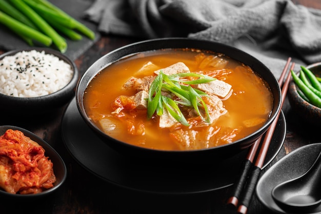 Sopa de kimchi com tofu