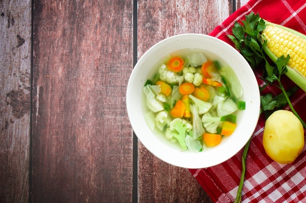 Sopa de legumes caseira vista de perto em um fundo de madeira velha